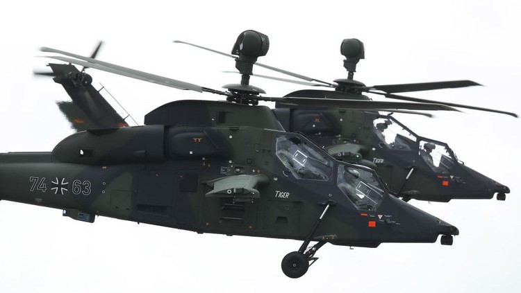 Deretan Foto Helikopter Canggih di Dunia Sejumlah negara kini mengoperasikan helikopter canggih untuk pertahanan negaranya seperti Apache, Super Cobra dan MI-24, yuk intip foto-fotonya!