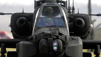 AH-64 Apache adalah sebuah helikopter tempur yang sesuai segala keadaan cuaca. Apache dikendalikan oleh dua awak dan persenjataan utamanya adalah sebuah meriam rantai M230 30 mm yang terletak di bawah moncongnya. Getty Images/Matt Cardy  
