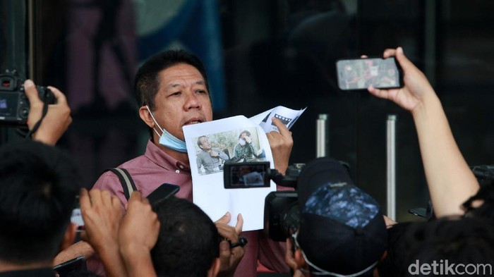 Effendi Ghazali Penuhi Panggilan KPK Terkait Kasus Bansos Pakar komunikasi publik, Effendi Gazali menunjukan sejumlah dokumen kepada jurnalis saat tiba di Gedung KPK Jakarta, Kamis (25/3/2021) sebelum menjalani pemeriksaan penyidik. Ia diperiksa sebagai saksi terkait  kasus suap dalam pengadaan bantuan sosial (bansos) penanganan pandemi COVID-19 yang menjerat mantan Menteri Sosial (Mensos) Juliari Batubara.