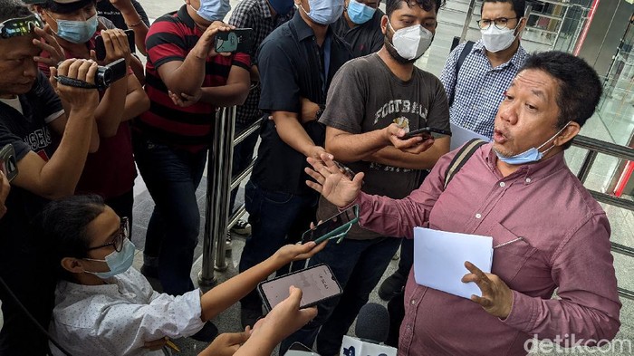 Pakar komunikasi publik, Effendi Gazali menunjukan sejumlah dokumen kepada jurnalis saat tiba di Gedung KPK Jakarta, Kamis (25/3/2021) sebelum menjalani pemeriksaan penyidik. Ia diperiksa sebagai saksi terkait  kasus suap dalam pengadaan bantuan sosial (bansos) penanganan pandemi COVID-19 yang menjerat mantan Menteri Sosial (Mensos) Juliari Batubara.