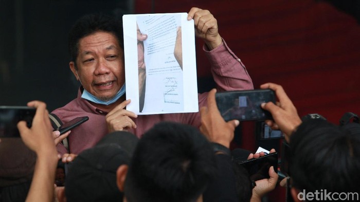 Effendi Ghazali Penuhi Panggilan KPK Terkait Kasus Bansos Pakar komunikasi publik, Effendi Gazali menunjukan sejumlah dokumen kepada jurnalis saat tiba di Gedung KPK Jakarta, Kamis (25/3/2021) sebelum menjalani pemeriksaan penyidik. Ia diperiksa sebagai saksi terkait kasus suap dalam pengadaan bantuan sosial (bansos) penanganan pandemi COVID-19 yang menjerat mantan Menteri Sosial (Mensos) Juliari Batubara.