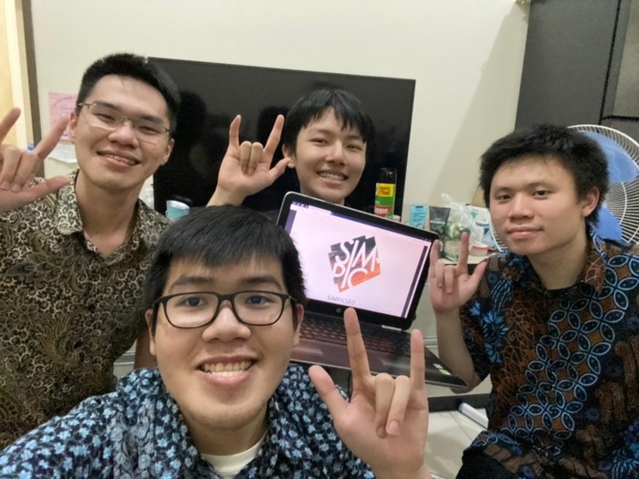 Erlangga (memegang laptop) bersama anggota tim Atma Jaya dalam kompetisi SIMPIC