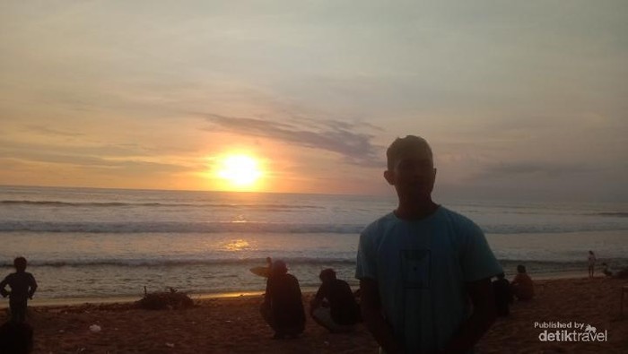 Pengunjung di Pantai Kuta sedang menikmati sunset