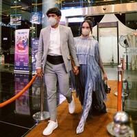 Ririn Ekawati bergaya edgy dengan busana fringe yang dipadu legging motif batik Parang. Sementara riasan wajahnya bernuansa nude metalik dan rambut disanggul tinggi. Busana Ririn merupakan koleksi dari brand LAKON Indonesia. Foto: Instagram/@ririnekawati