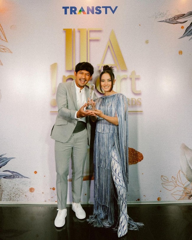 Ririn Ekawati dan Ibnu Jamil terpilih sebagai Fashionable Newly Wedding. Ririn yang tampil edgy tampak kontras dengan pilihan busana Ibnu yang simpel dengan setelan jas abu-abu. Foto: Instagram/@ririnekawati