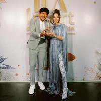 Ririn Ekawati dan Ibnu Jamil terpilih sebagai Fashionable Newly Wedding. Ririn yang tampil edgy tampak kontras dengan pilihan busana Ibnu yang simpel dengan setelan jas abu-abu. Foto: Instagram/@ririnekawati