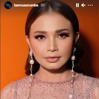 Jadi salah satu pengisi acara Insert Fashion Awards 2021, Rossa tampil feminin dan girlie dengan busana nude peach karya Ivan Gunawan. Riasan wajah hasil polesan Bennu Sorumba pun bernuansa peach hangat. Foto: Instagram/@bennusorumba
