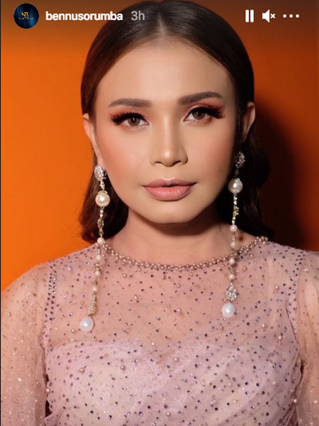 Jadi salah satu pengisi acara Insert Fashion Awards 2021, Rossa tampil feminin dan girlie dengan busana nude peach karya Ivan Gunawan. Riasan wajah hasil polesan Bennu Sorumba pun bernuansa peach hangat. Foto: Instagram/@bennusorumba