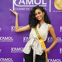 Tak sekadar pamer keseksian, Aurra Kharisma turut memamerkan keindahan wastra Nusantara dalam balutan sleeveless blouse tenun Garut ini. (Foto: Instagram/@aurrakharisma)