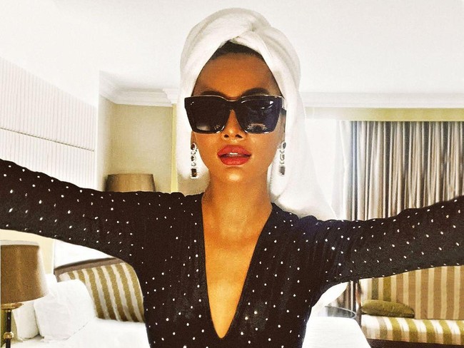 Kegiatan Miss Grand International 2020 berlangsung di Bangkok, Thailand, selama sebulan, dari akhir Februari hingga Maret 2021. Tiba di Bangkok, Aurra Kharisma  melakukan karantina di hotel. Di sela karantina, ia sempat melakukan photoshoot virtual dalam balutan leotard hitam yang mempertegas lekuk tubuhnya. (Foto: Instagram/@aurrakharisma)