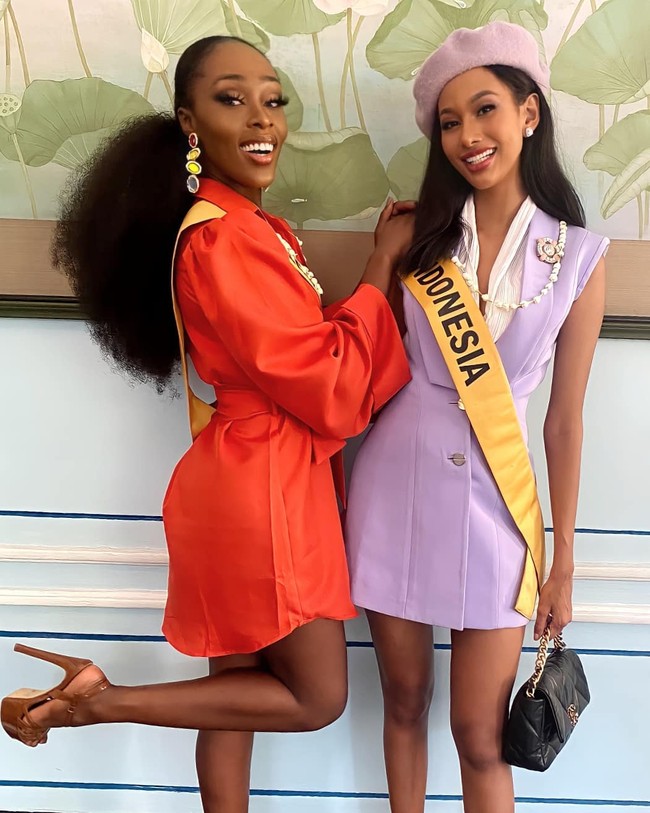 Baju sleeveless kembali menjadi andalan Aurra saat melakukan aktivitas bersama kontestan lain. (Foto: Instagram/@aurrakharisma)