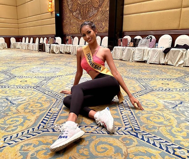 Saat bergaya kasual pun, Aurra Kharisma tak kalah seksi dengan padanan sports bra pink, legging hitam serta sneakers. (Foto: Instagram/@aurrakharisma)
