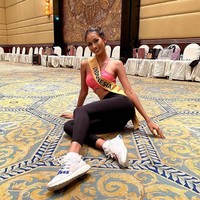 Saat bergaya kasual pun, Aurra Kharisma tak kalah seksi dengan padanan sports bra pink, legging hitam serta sneakers. (Foto: Instagram/@aurrakharisma)