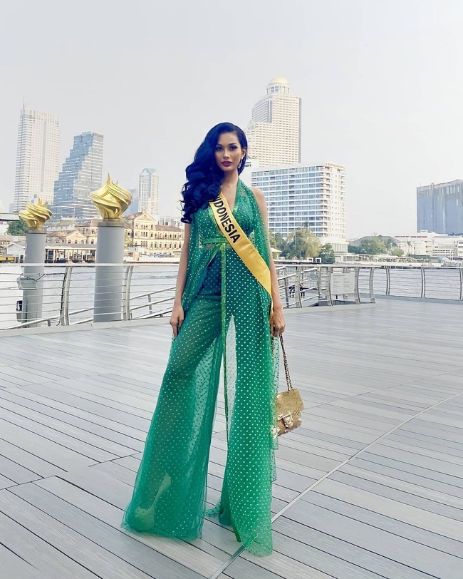 Untuk kegiatan lainnya, perempuan 21 tahun ini menebar pesonanya dalam balutan jumpsuit hijau menerawang. (Foto: Instagram/@aurrakharisma)