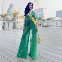 Untuk kegiatan lainnya, perempuan 21 tahun ini menebar pesonanya dalam balutan jumpsuit hijau menerawang. (Foto: Instagram/@aurrakharisma)