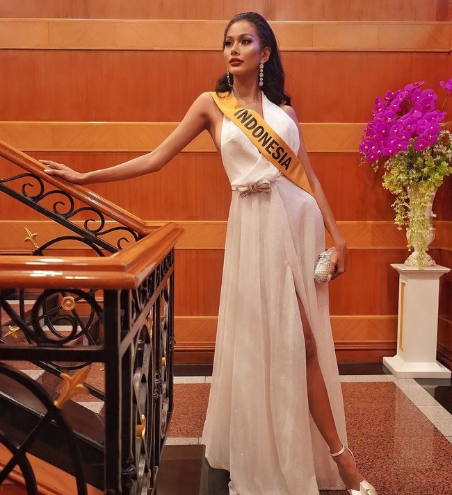 Gaun-gaun seksi dengan belahan rok yang tinggi juga kerap menjadi andalan Aurra Kharisma di Miss Grand International 2020. (Foto: Instagram/@aurrakharisma)