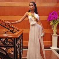 Gaun-gaun seksi dengan belahan rok yang tinggi juga kerap menjadi andalan Aurra Kharisma di Miss Grand International 2020. (Foto: Instagram/@aurrakharisma)