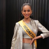 Dengan crop top abu-abu, Aurra Kharisma sukses memamerkan perutnya yang rata. (Foto: Instagram/@aurrakharisma)