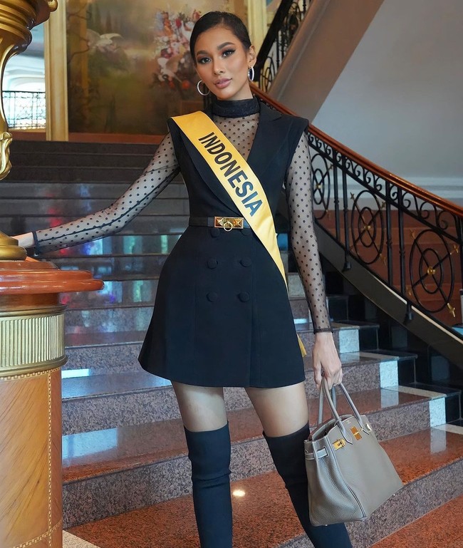 Aurra Kharisma tampil seksi dan stylish dengan shirtdress hitam berpadu dalaman sheeer. Tak ketinggalan sebuah tas Hermes Birkin yang meninggalkan kesan mewah. (Foto: Instagram/@aurrakharisma)