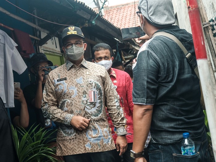 Gubernur DKI Jakarta Anies Baswedan saat mendatangi lokasi kebakaran di Matraman Gubernur DKI Jakarta Anies Baswedan saat mendatangi lokasi kebakaran di Matraman yang menewaskan 10 orang