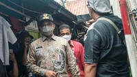 Pantauan detikcom di Jalan Pisangan III, Matraman, Jakarta Timur, Kamis (25/3/2021), Anies tiba pukul 12.05 WIB. Anies tampak mengenakan baju batik dan topi. (Foto: Andhika Prasetia-detikcom)