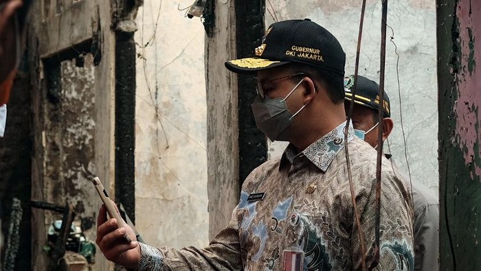 Gubernur DKI Jakarta Anies Baswedan saat mendatangi lokasi kebakaran di Matraman yang menewaskan 10 orang