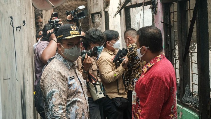 Gubernur DKI Jakarta Anies Baswedan saat mendatangi lokasi kebakaran di Matraman yang menewaskan 10 orang