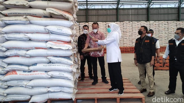 Gubernur Jawa Timur Khofifah Indar Parawansa memastikan, stok beras di Jatim aman menjelang Ramadhan. Karena di bulan ini banyak daerah yang panen raya.