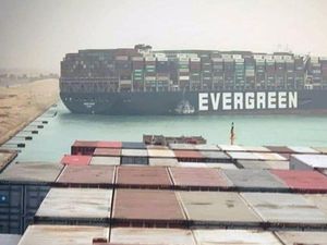 Kapal Raksasa Terjepit di Terusan Suez, Bikin Harga Minyak Naik