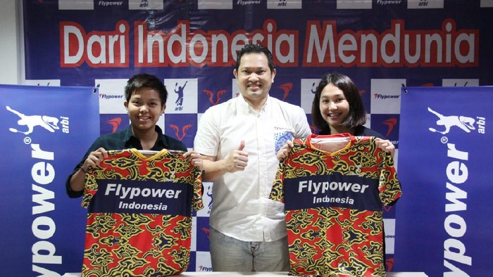 Ganda putri Ribka/Fadia teken kontrak dengan Flypower, perusahaan apparel Hariyanto Arbi.