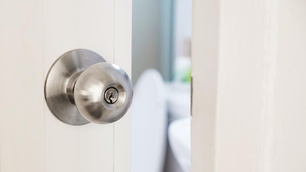 Ilustrasi pintu toilet close up women twists doorknob to enter the bathroom