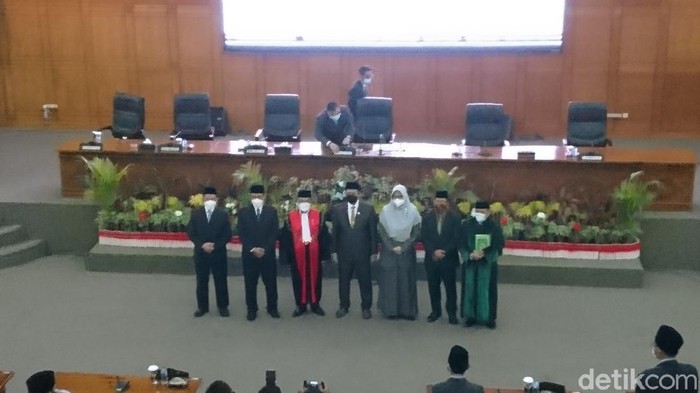 Isro Miraj dilantik sebagai ketua DPRD Cilegon (Iqbal/detikcom)