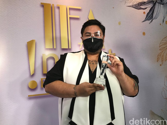 Ivan Gunawan yang menang sebagai Fashion Icon tampil dengan gaya monokrom, mengenakan blouse hitam yang dipadu outer hitam-putih.  Foto: Hanif/detikHOT