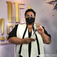 Ivan Gunawan yang menang sebagai Fashion Icon tampil dengan gaya monokrom, mengenakan blouse hitam yang dipadu outer hitam-putih.  Foto: Hanif/detikHOT
