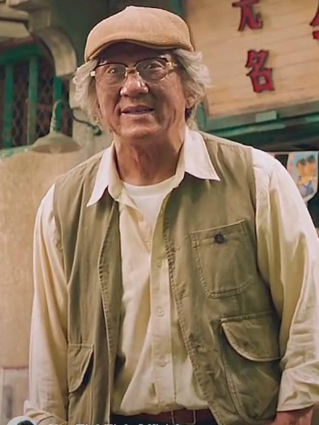 Belakangan ini beredar video di TikTok yang memperlihatkan Jackie Chan yang menghebohkan netizen. Dalam video tersebut ia tampak lebih tua dari yang selama ini terlihat. Mengenakan kemeja putih dengan rompi cokelat, netizen melihat wajahnya tak lagi segar, rambut memutih dan kesulitan berjalan. Namun sejumlah netizen berpendapat itu hanya kostum yang dikenakannya untuk syuting. Foto: Jackie Chan (TikTok)