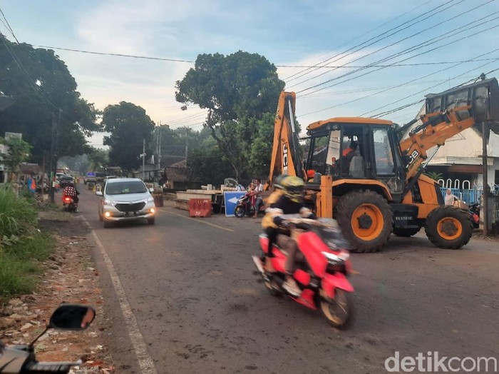 Perbaikan rangka baja Jembatan Desa Alasbuluh yang mengalami kerusakan di bagian pondasi terus dilakukan. Ini dilakukan untuk mengantisipasi arus mudik dan balik Lebaran 2021.