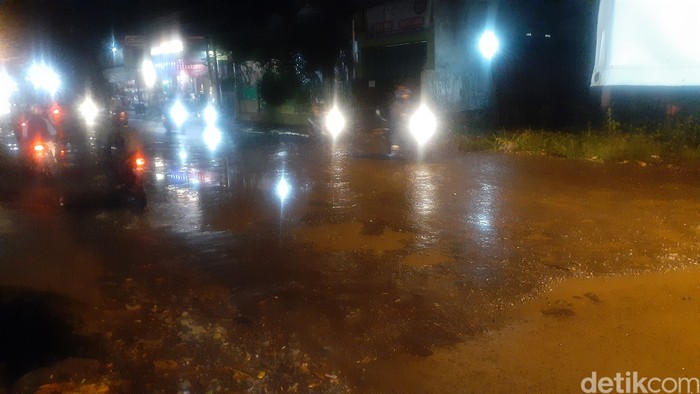 Jl Cikaret usai diguyur hujan, saat matahari sudah tenggelam, 25 Maret 2021. (Afzal Nur Iman/detikcom)