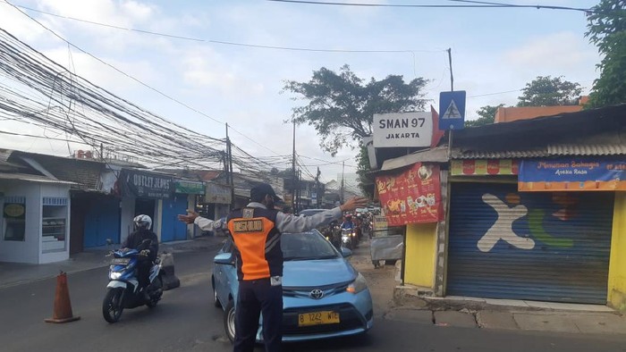 Pagi ini, lalu lintas Jl Moh Kahfi I di Jakarta Selatan ramai lancar. Arus lalu lintas dari Jl Warung Silah ke Jl Brigif menuju Tol Desari dibuka.