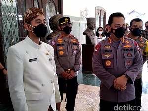 Kapolri Tinjau Vaksinasi di Solo Didampingi Gibran