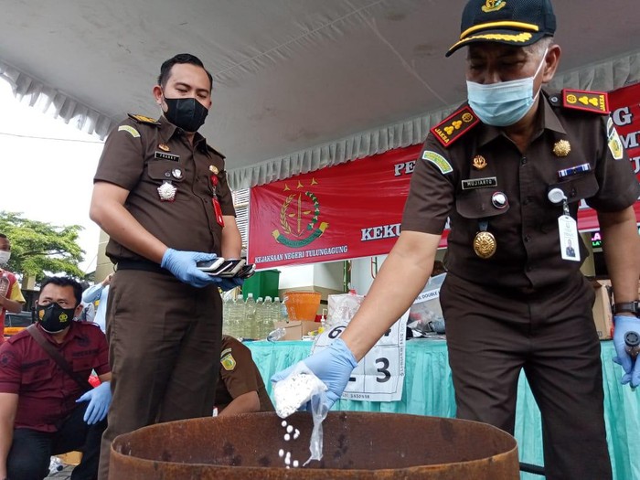 Kejari Tulungagung memusnahkan ratusan gram narkoba dan berbagai barang bukti kasus kejahatan yang telah memiliki kekuatan hukum tetap.