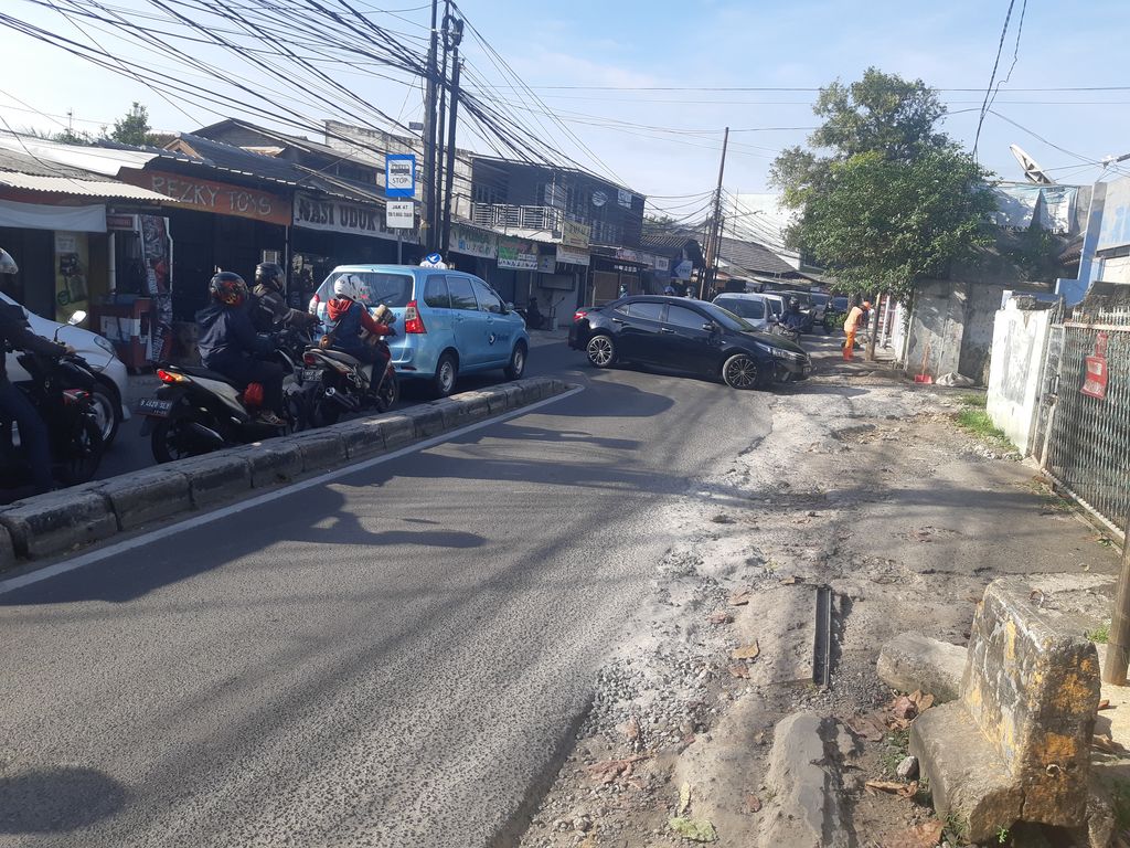 Kemacetan di Jalan Moh Kahfi 1 Jaksel, Kamis (25/3/2021) pagi / (Danu Damarjati-detikcom)