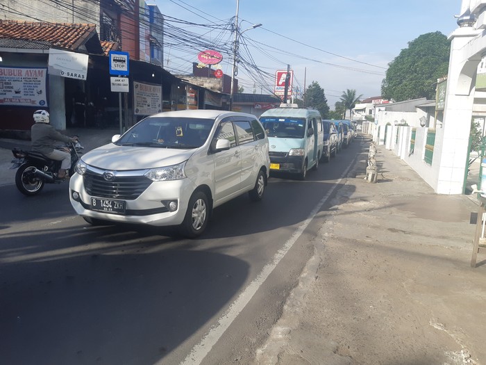 Kemacetan di Jalan Moh Kahfi 1 Jaksel, Kamis (25/3/2021) pagi / (Danu Damarjati-detikcom)