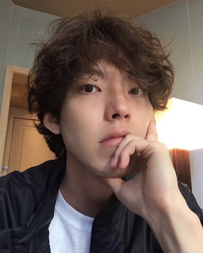 Film terbarunya ‘Alien’ akan segera tayang. Artis Korea berumur 31 tahun ini beradu akting dengan Ryu Jun Yeol, Kim Tae Ri, Honey Lee, dan Yum Jung Ah. Foto: dok Instagram ____kimwoobin