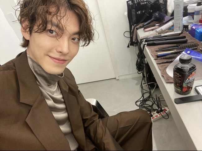 Dalam wawancaranya dengan T Singapore, Kim Woo Bin mengaku kesulitan karena baru pertama kali membuat akun sosial media. Namun, ia senang karena lebih mudah terhubung dengan penggemar. Foto: dok Instagram ____kimwoobin