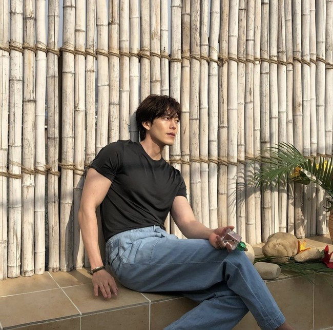 Dalam foto tersebut, Kim Woo Bin mengenakan kaus hitam polos dan celana jeans. Gaya kasualnya pun bikin penggemar meleleh. Foto: dok Instagram ____kimwoobin