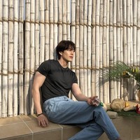 Dalam foto tersebut, Kim Woo Bin mengenakan kaus hitam polos dan celana jeans. Gaya kasualnya pun bikin penggemar meleleh. Foto: dok Instagram ____kimwoobin