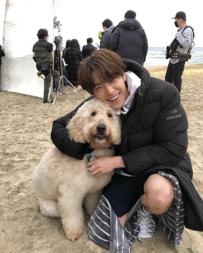 Kim Woo Bin resmi kembali setelah menjalani hiatus selama empat tahun. Pada 2017 lalu, ia didiagnosa menderita kanker nasofaring. Foto: dok Instagram ____kimwoobin