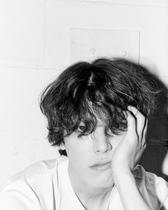 Pada Kamis (26/11/2020), Kim Woo Bin resmi membuka akun Instagram pribadi (@____kimwoobin). Ia pun mengungah foto dirinya dengan caption, “Halo, ini Kim Woo Bin.” Foto: dok Instagram ____kimwoobin