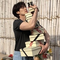 Para penggemar terkesima dengan penampilannya setelah sembuh dari kanker. Ia terlihat bugar dengan bahu lebar dan lengan berotot. Foto: dok Instagram ____kimwoobin