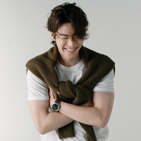 Kim Woo Bin kini tergabung dalam AM Entertainment, agensi yang juga menaungi kekasihnya Shin Min Ah. Keduanya telah berpacaran sejak 2015. Foto: dok Esquire Korea